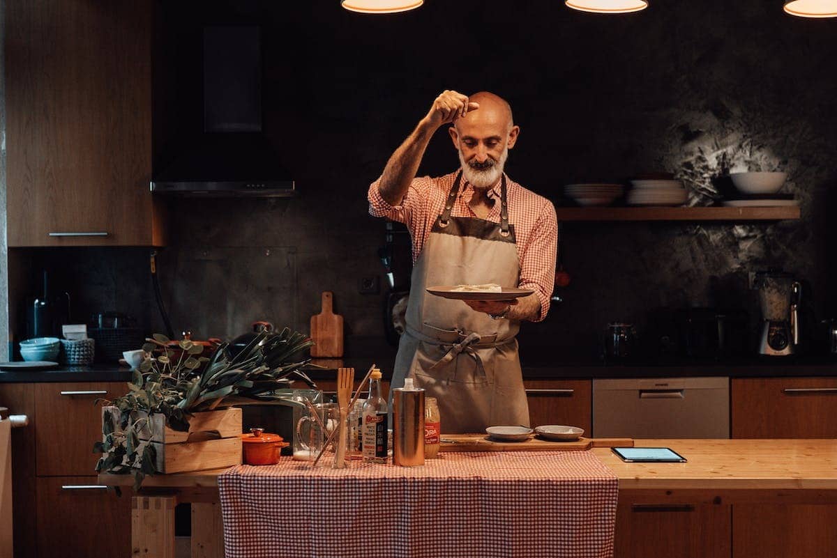 La transmission intergénérationnelle des traditions culinaires : honorer l’importance des seniors dans la cuisine familiale