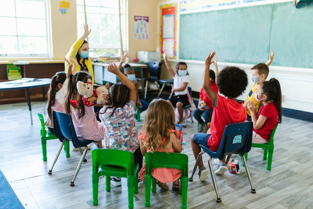 Déclencher l’enthousiasme scolaire de votre enfant : stratégies efficaces et inédites