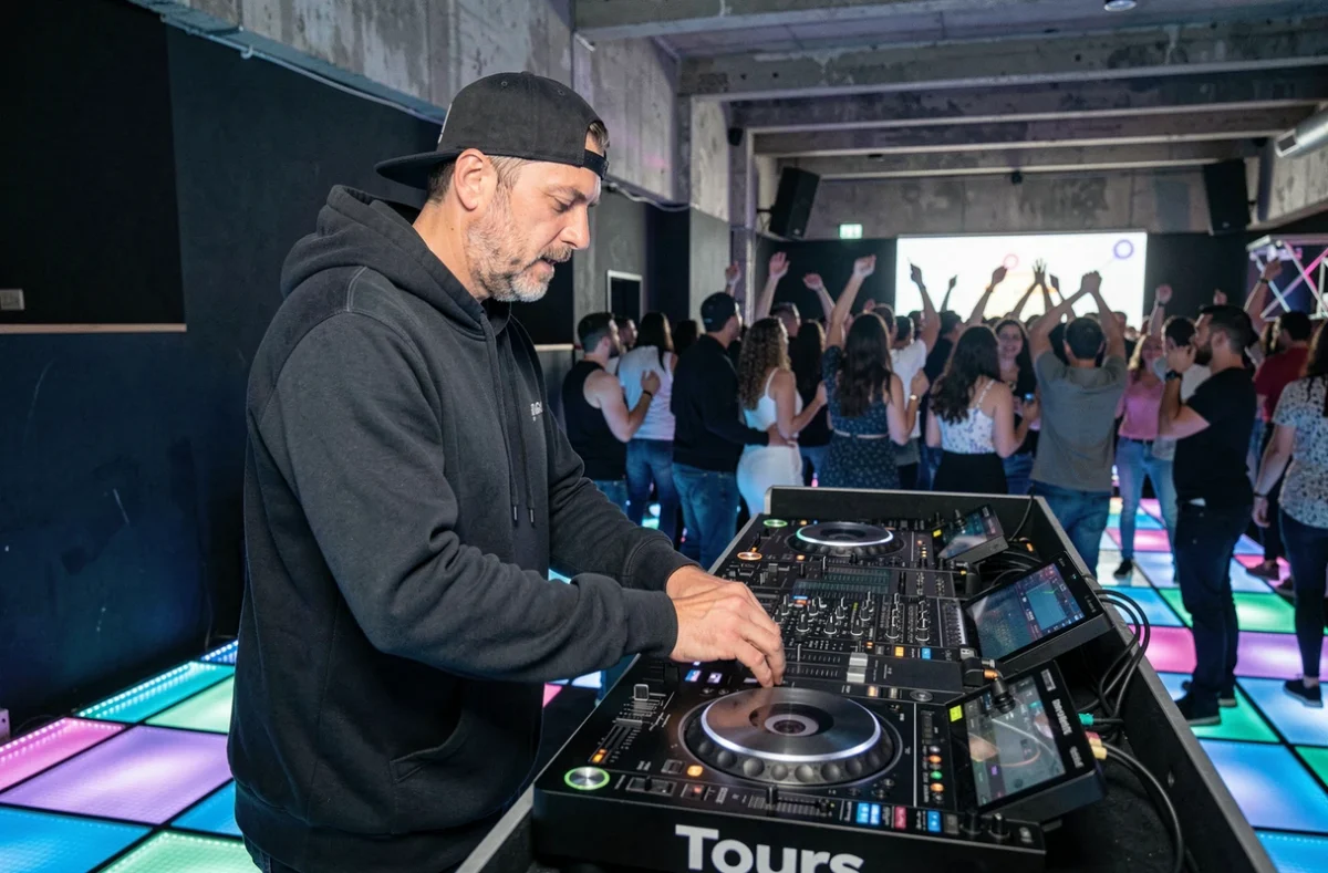 Atomix Deejay en pleine session dans un nightclub de Tours avec une piste de danse animée